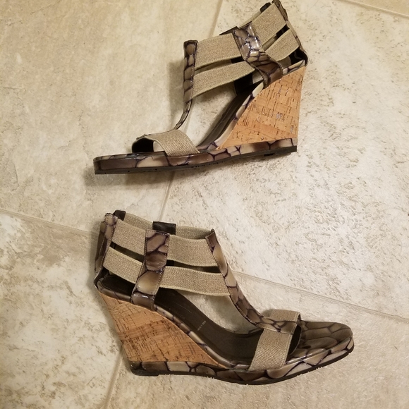 Donald J. Pliner taupe tortoise cork wedges - Picture 4 of 6